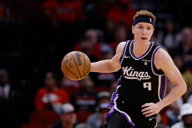 HOUSTON, TEXAS - NOVEMBER 06: Kevin Huerter #9 of the Sacramento Kings controls the ball against the Houston Rockets during the first half at Toyota Center on November 06, 2023 in Houston, Texas. (Photo by Carmen Mandato/Getty Images)