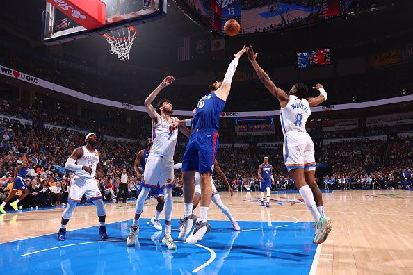 OKLAHOMA CITY, OK - DECEMBER 21: Ivica Zubac #40 of the LA Clippers and Jalen Williams #8 of the Oklahoma City Thunder go up for the rebound during the game on December 21, 2023 at Paycom Arena in Oklahoma City, Oklahoma. NOTE TO USER: User expressly acknowledges and agrees that, by downloading and or using this photograph, User is consenting to the terms and conditions of the Getty Images License Agreement. Mandatory Copyright Notice: Copyright 2023 NBAE (Photo by Zach Beeker/NBAE via Getty Images)