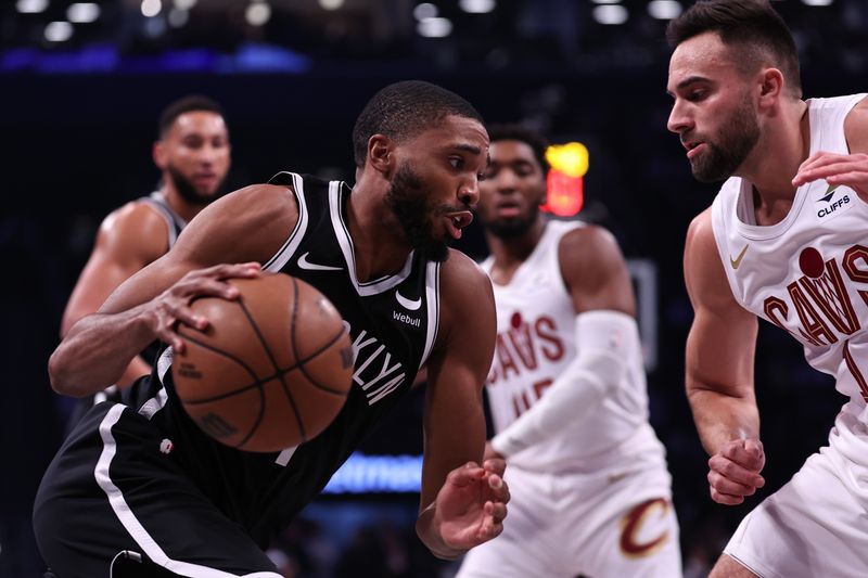 NEW YORK, NEW YORK - OCTOBER 25: Mikal Bridges #1 of the Brooklyn Nets is guarded by Max Strus #1 of the Cleveland Cavaliers during the first quarter of the game at Barclays Center on October 25, 2023 in New York City. NOTE TO USER: User expressly acknowledges and agrees that, by downloading and or using this photograph, User is consenting to the terms and conditions of the Getty Images License Agreement. (Photo by Dustin Satloff/Getty Images)