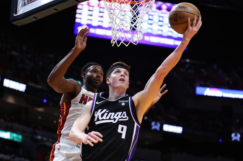 MIAMI, FLORIDA - JANUARY 31: Kevin Huerter #9 of the Sacramento Kings drives to the basket past Haywood Highsmith #24 of the Miami Heat during the first quarter of the game at Kaseya Center on January 31, 2024 in Miami, Florida. NOTE TO USER: User expressly acknowledges and agrees that, by downloading and or using this photograph, User is consenting to the terms and conditions of the Getty Images License Agreement. (Photo by Megan Briggs/Getty Images)