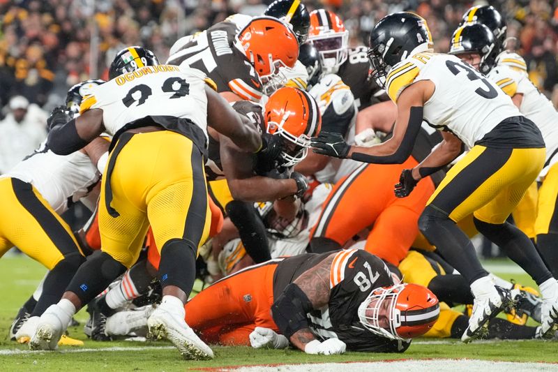 Cleveland Browns running back Nick Chubb (24) carries for a touchdown in the first half of an NFL football game against the Pittsburgh Steelers, Thursday, Nov. 21, 2024, in Cleveland. (AP Photo/Sue Ogrocki)