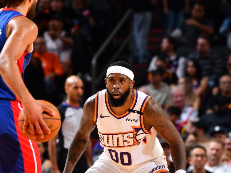 PHOENIX, AZ - OCTOBER 11: Royce O'Neale #00 of the Phoenix Suns plays defense during the game against the Detroit Pistons during a NBA preseason game on October 11, 2024 at Footprint Center in Phoenix, Arizona. NOTE TO USER: User expressly acknowledges and agrees that, by downloading and or using this photograph, user is consenting to the terms and conditions of the Getty Images License Agreement. Mandatory Copyright Notice: Copyright 2024 NBAE (Photo by Barry Gossage/NBAE via Getty Images)