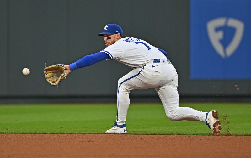 May 7, 2025; Kansas City, Missouri, USA;  Kansas City Royals shortstop Bobby Witt Jr. (7) catches a line drive in the fourth inning against the Chicago White Sox at Kauffman Stadium. Mandatory Credit: Peter Aiken-Imagn Images