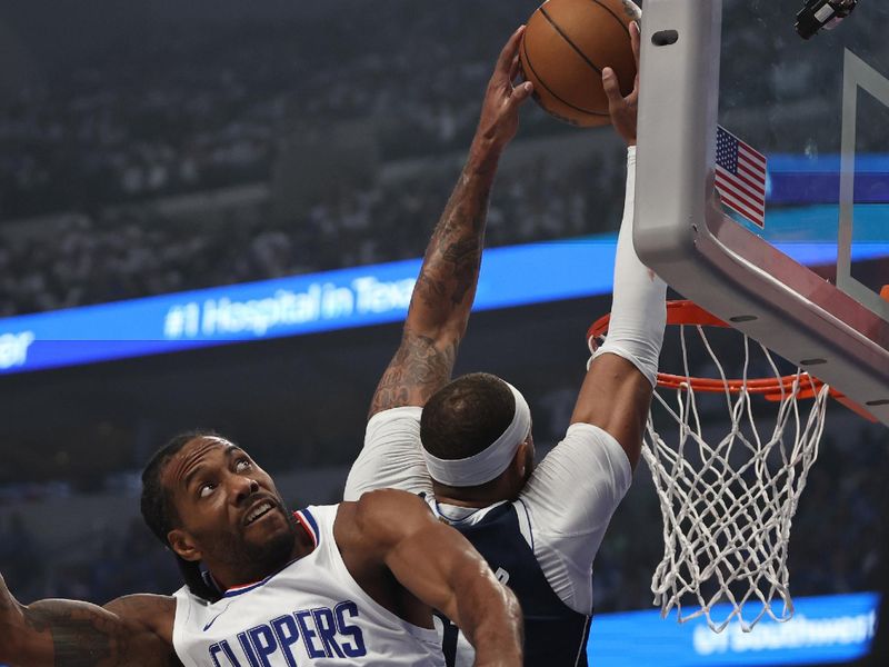 DALLAS, TX - April 26:  Daniel Gafford #21 of the Dallas Mavericks drives past Kawhi Leonard #2 of the LA Clippers during Round 1 Game 3 of the 2024 NBA Playoffs on April 26, 2024 at the American Airlines Center in Dallas, Texas. NOTE TO USER: User expressly acknowledges and agrees that, by downloading and or using this photograph, User is consenting to the terms and conditions of the Getty Images License Agreement. Mandatory Copyright Notice: Copyright 2024 NBAE (Photo by Tim Heitman/NBAE via Getty Images)