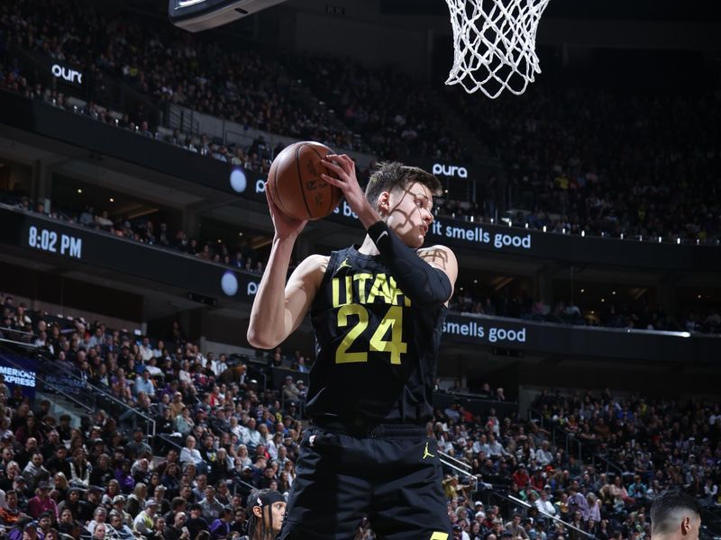 SALT LAKE CITY, UT - JANUARY 12: Walker Kessler #24 of the Utah Jazz grabs the rebound during the game against the Toronto Raptors on January 12, 2024 at Delta Center in Salt Lake City, Utah. NOTE TO USER: User expressly acknowledges and agrees that, by downloading and or using this Photograph, User is consenting to the terms and conditions of the Getty Images License Agreement. Mandatory Copyright Notice: Copyright 2024 NBAE (Photo by Melissa Majchrzak/NBAE via Getty Images)