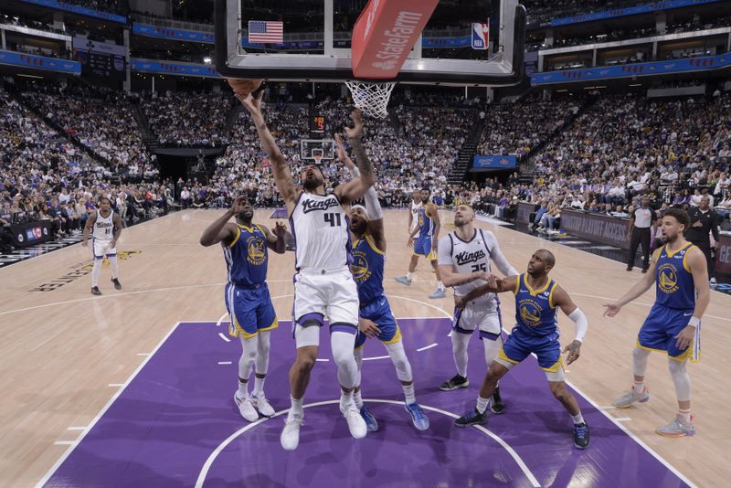 SACRAMENTO, CA - APRIL 16: Trey Lyles #41 of the Sacramento Kings drives to the basket during the game against the Golden State Warriors during the 2024 Play-In Tournament on April 16, 2024 at Golden 1 Center in Sacramento, California. NOTE TO USER: User expressly acknowledges and agrees that, by downloading and or using this Photograph, user is consenting to the terms and conditions of the Getty Images License Agreement. Mandatory Copyright Notice: Copyright 2024 NBAE (Photo by Rocky Widner/NBAE via Getty Images)