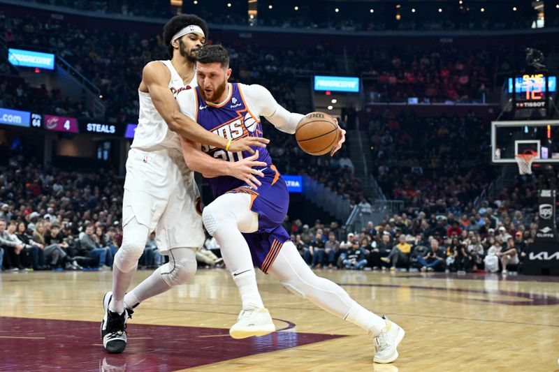 CLEVELAND, OHIO - MARCH 11: Jusuf Nurkic #20 of the Phoenix Suns drives to the basket against Jarrett Allen #31 of the Cleveland Cavaliers during the first half at Rocket Mortgage Fieldhouse on March 11, 2024 in Cleveland, Ohio. NOTE TO USER: User expressly acknowledges and agrees that, by downloading and or using this photograph, User is consenting to the terms and conditions of the Getty Images License Agreement. (Photo by Nick Cammett/Getty Images)