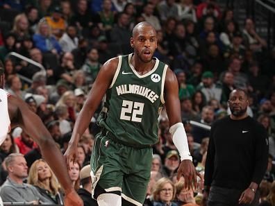 MILWAUKEE, WI - DECEMBER 11:  Khris Middleton #22 of the Milwaukee Bucks handles the ball during the game  on December 11, 2023 at the Fiserv Forum Center in Milwaukee, Wisconsin. NOTE TO USER: User expressly acknowledges and agrees that, by downloading and or using this Photograph, user is consenting to the terms and conditions of the Getty Images License Agreement. Mandatory Copyright Notice: Copyright 2023 NBAE (Photo by Gary Dineen/NBAE via Getty Images).