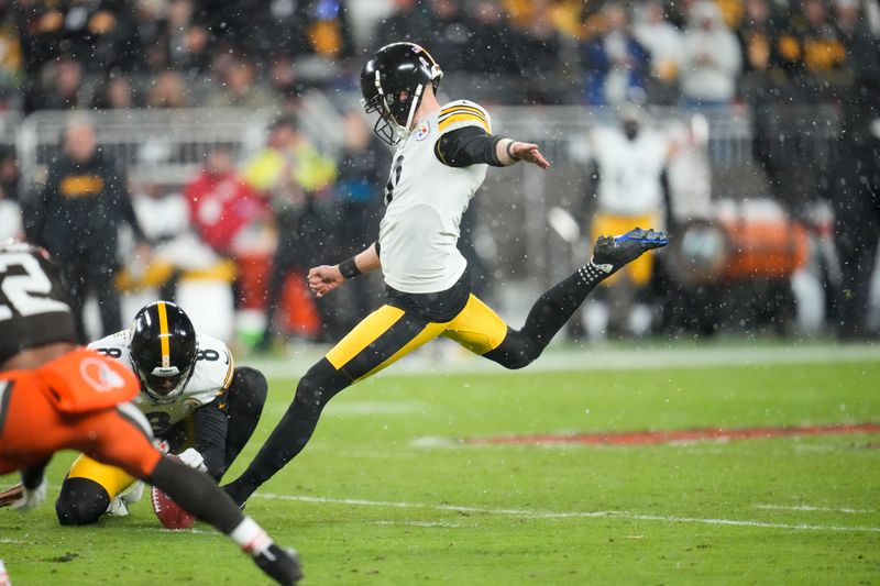 Pittsburgh Steelers place kicker Chris Boswell (9) kicks a field goal in the first half of an NFL football game against the Cleveland Browns, Thursday, Nov. 21, 2024, in Cleveland. (AP Photo/Sue Ogrocki)