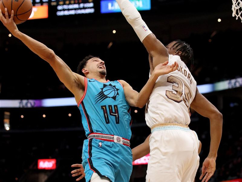 CLEVELAND, OH - JANUARY 4: Landry Shamet #14 of the Phoenix Suns drives to the basket against the Cleveland Cavaliers on January 4, 2023 at Rocket Mortgage FieldHouse in Cleveland, Ohio. NOTE TO USER: User expressly acknowledges and agrees that, by downloading and/or using this Photograph, user is consenting to the terms and conditions of the Getty Images License Agreement. Mandatory Copyright Notice: Copyright 2022 NBAE (Photo by  Lauren Bacho/NBAE via Getty Images)