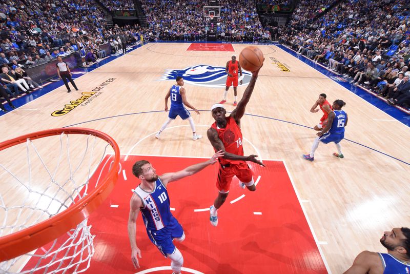 SACRAMENTO, CA - APRIL 14:  Taze Moore #76 of the Portland Trailblazers goes to the basket during the game on April 14, 2024 at Golden 1 Center in Sacramento, California. NOTE TO USER: User expressly acknowledges and agrees that, by downloading and or using this Photograph, user is consenting to the terms and conditions of the Getty Images License Agreement. Mandatory Copyright Notice: Copyright 2024 NBAE (Photo by Rocky Widner/NBAE via Getty Images)