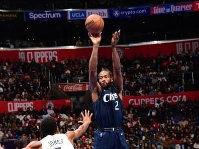 LOS ANGELES, CA - NOVEMBER 24: Kawhi Leonard #2 of the LA Clippers shoots a three point basket during the game against the New Orleans Pelicans during the In-Season Tournament on November 24, 2023 at Crypto.Com Arena in Los Angeles, California. NOTE TO USER: User expressly acknowledges and agrees that, by downloading and/or using this Photograph, user is consenting to the terms and conditions of the Getty Images License Agreement. Mandatory Copyright Notice: Copyright 2023 NBAE (Photo by Adam Pantozzi/NBAE via Getty Images)