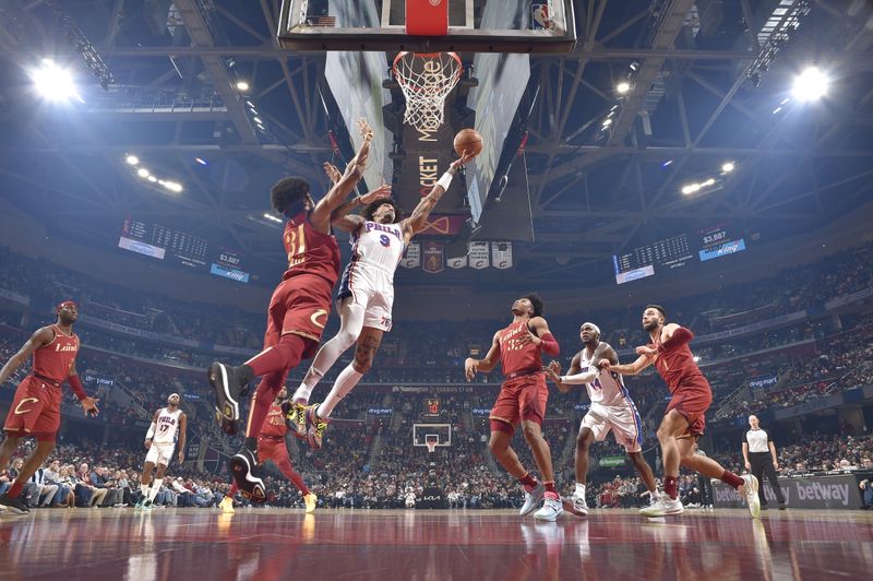 CLEVELAND, OH - FEBRUARY 12: Kelly Oubre Jr. #9 of the Philadelphia 76ers shoots the ball during the game against the Cleveland Cavaliers on February 12, 2024 at Rocket Mortgage FieldHouse in Cleveland, Ohio. NOTE TO USER: User expressly acknowledges and agrees that, by downloading and/or using this Photograph, user is consenting to the terms and conditions of the Getty Images License Agreement. Mandatory Copyright Notice: Copyright 2024 NBAE (Photo by David Liam Kyle/NBAE via Getty Images)