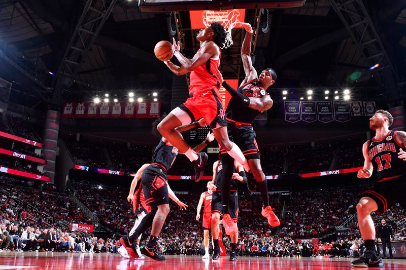 HOUSTON, TX - MARCH 21:   Amen Thompson #1 of the Houston Rockets drives to the basket during the game against the Chicago Bulls on March 21, 2024 at the Toyota Center in Houston, Texas. NOTE TO USER: User expressly acknowledges and agrees that, by downloading and or using this photograph, User is consenting to the terms and conditions of the Getty Images License Agreement. Mandatory Copyright Notice: Copyright 2024 NBAE (Photo by Logan Riely/NBAE via Getty Images)
