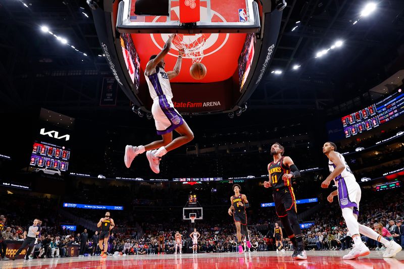 ATLANTA, GEORGIA - NOVEMBER 1:De'Aaron Fox #5 of the Sacramento Kings dunks during the third quarter against the Atlanta Hawks at State Farm Arena on November 1, 2024 in Atlanta, Georgia. NOTE TO USER: User expressly acknowledges and agrees that, by downloading and or using this photograph, User is consenting to the terms and conditions of the Getty Images License Agreement. (Photo by Todd Kirkland/Getty Images)