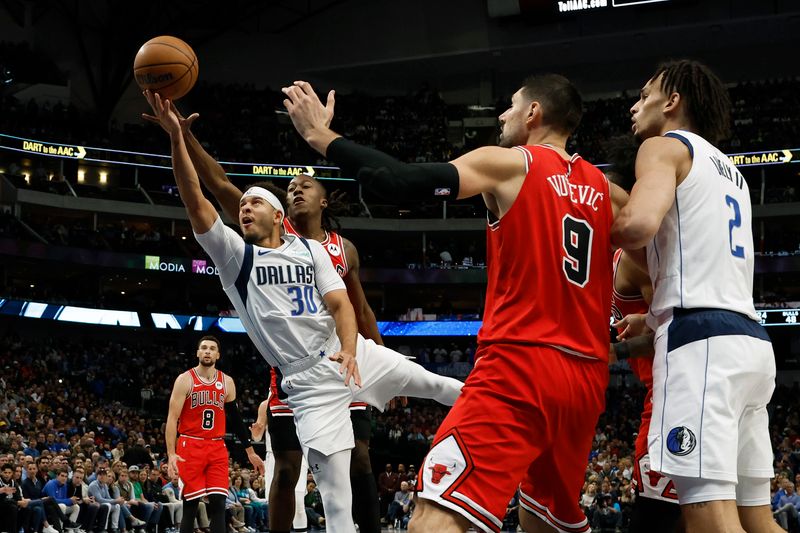 DALLAS, TEXAS - NOVEMBER 01: Seth Curry #30 of the Dallas Mavericks shoots the ball against the Chicago Bulls in the first half at American Airlines Center on November 01, 2023 in Dallas, Texas. NOTE TO USER: User expressly acknowledges and agrees that, by downloading and or using this photograph, User is consenting to the terms and conditions of the Getty Images License Agreement. (Photo by Tim Heitman/Getty Images)