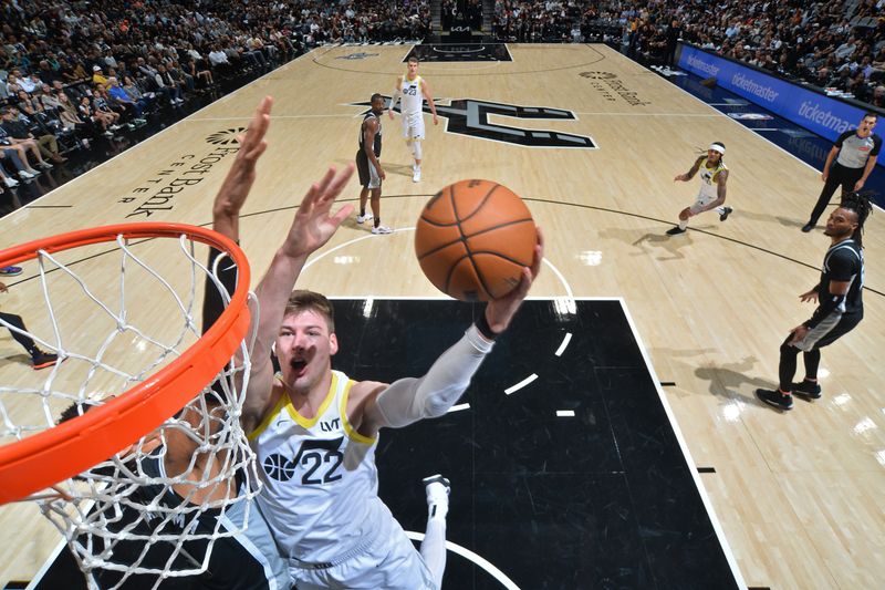 SAN ANTONIO, TX - NOVEMBER 9: Kyle Filipowski #22 of the Utah Jazz drives to the basket during the game against the San Antonio Spurs on November 9, 2024 at the Frost Bank Center in San Antonio, Texas. NOTE TO USER: User expressly acknowledges and agrees that, by downloading and or using this photograph, user is consenting to the terms and conditions of the Getty Images License Agreement. Mandatory Copyright Notice: Copyright 2024 NBAE (Photos by Michael Gonzales/NBAE via Getty Images)