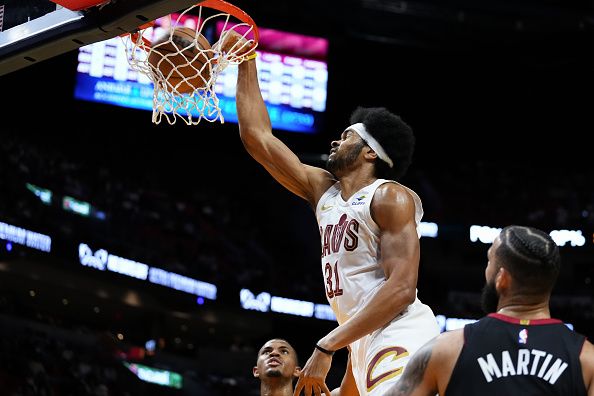 MIAMI, FLORIDA - DECEMBER 08: Jarrett Allen #31 of the Cleveland Cavaliers dunks the ball against the Miami Heat during the first quarter at Kaseya Center on December 08, 2023 in Miami, Florida. NOTE TO USER: User expressly acknowledges and agrees that, by downloading and or using this photograph, User is consenting to the terms and condtions of the Getty Images License Agreement.  (Photo by Rich Storry/Getty Images)