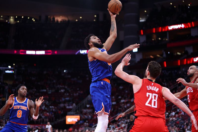 HOUSTON, TX - NOVEMBER 4: Karl-Anthony Towns #32 of the New York Knicks shoots the ball during the game against the Houston Rockets on November 4, 2024 at the Toyota Center in Houston, Texas. NOTE TO USER: User expressly acknowledges and agrees that, by downloading and or using this photograph, User is consenting to the terms and conditions of the Getty Images License Agreement. Mandatory Copyright Notice: Copyright 2024 NBAE (Photo by Michael Starghill Jr./NBAE via Getty Images)