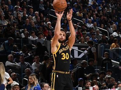 SAN FRANCISCO, CA - DECEMBER 22: Stephen Curry #30 of the Golden State Warriors shoots a three point basket against the Washington Wizards on December 22, 2023 at Chase Center in San Francisco, California. NOTE TO USER: User expressly acknowledges and agrees that, by downloading and or using this photograph, user is consenting to the terms and conditions of Getty Images License Agreement. Mandatory Copyright Notice: Copyright 2023 NBAE (Photo by Noah Graham/NBAE via Getty Images)