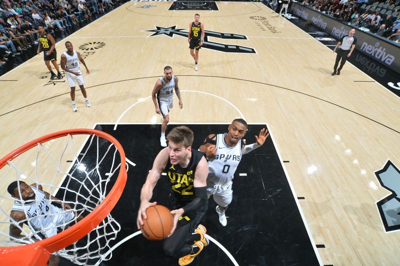 SAN ANTONIO, TX - OCTOBER 12: Kyle Filipowski #22 of the Utah Jazz drives to the basket during the game against the San Antonio Spurs during a NBA pre season game on October 12, 2024 at the Frost Bank Center in San Antonio, Texas. NOTE TO USER: User expressly acknowledges and agrees that, by downloading and or using this photograph, user is consenting to the terms and conditions of the Getty Images License Agreement. Mandatory Copyright Notice: Copyright 2024 NBAE (Photos by Michael Gonzales/NBAE via Getty Images)