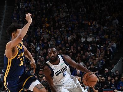 SAN FRANCISCO, CA - DECEMBER 30: Tim Hardaway Jr. #10 of the Dallas Mavericks drives to the basket during the game against the Golden State Warriors on December 30, 2023 at Chase Center in San Francisco, California. NOTE TO USER: User expressly acknowledges and agrees that, by downloading and or using this photograph, user is consenting to the terms and conditions of Getty Images License Agreement. Mandatory Copyright Notice: Copyright 2023 NBAE (Photo by Noah Graham/NBAE via Getty Images)