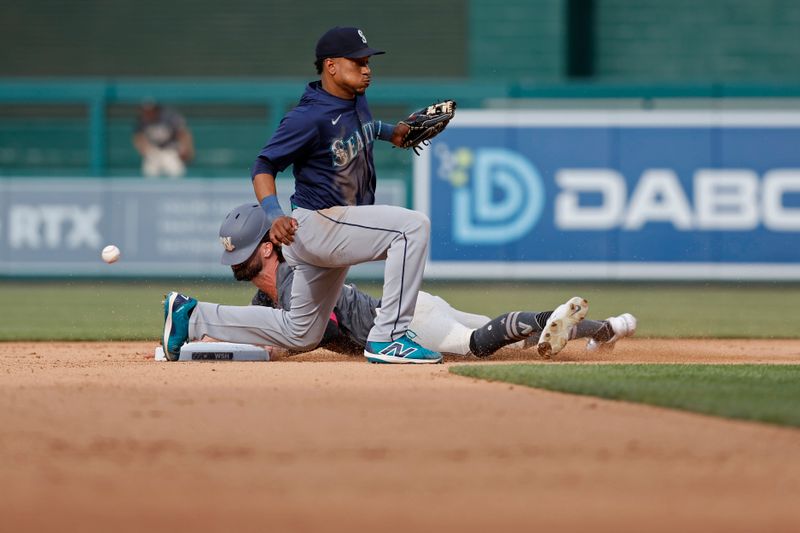 May 25, 2024; Washington, District of Columbia, USA; Washington Nationals outfielder Jesse Winker (6) steals second base ahead of an attempted tag by Seattle Mariners second baseman Jorge Polanco (7) during the seventh inning at Nationals Park. Mandatory Credit: Geoff Burke-USA TODAY Sports