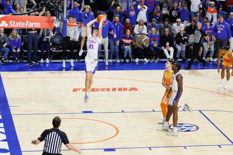 Jan 7, 2025; Gainesville, Florida, USA; Florida Gators forward Alex Condon (21) dunks the ball against the Tennessee Volunteers during the first half at Exactech Arena at the Stephen C. O'Connell Center. Mandatory Credit: Matt Pendleton-Imagn Images