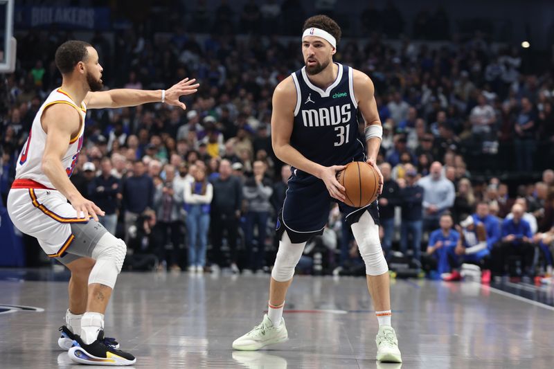 DALLAS, TX - FEBRUARY 12:  Klay Thompson #31 of the Dallas Mavericks handles the ball during the game against the Golden State Warriors on February 12, 2025 at American Airlines Center in Dallas, Texas. NOTE TO USER: User expressly acknowledges and agrees that, by downloading and or using this photograph, User is consenting to the terms and conditions of the Getty Images License Agreement. Mandatory Copyright Notice: Copyright 2025 NBAE (Photo by Tim Heitman/NBAE via Getty Images)