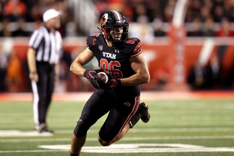 Oct 15, 2022; Salt Lake City, Utah, USA; Utah Utes tight end Dalton Kincaid (86) runs after a catch against the USC Trojans in the second half at Rice-Eccles Stadium. Mandatory Credit: Rob Gray-USA TODAY Sports