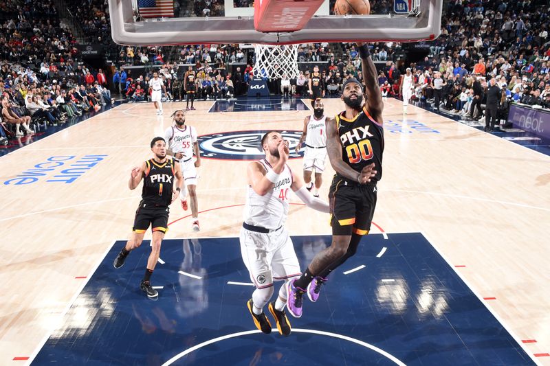 INGLEWOOD, CA - OCTOBER 31: Royce O'Neale #00 of the Phoenix Suns drives to the basket during the game against the LA Clippers on October 31, 2024 at Intuit Dome in Los Angeles, California. NOTE TO USER: User expressly acknowledges and agrees that, by downloading and/or using this Photograph, user is consenting to the terms and conditions of the Getty Images License Agreement. Mandatory Copyright Notice: Copyright 2024 NBAE (Photo by Juan Ocampo/NBAE via Getty Images)