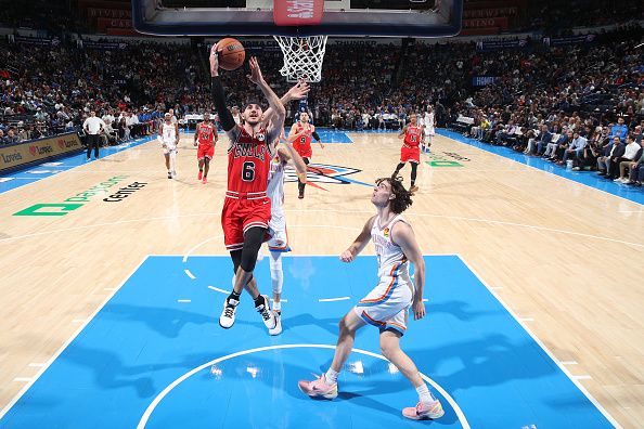 OKLAHOMA CITY, OK - NOVEMBER 22:  Alex Caruso #6 of the Chicago Bulls drives to the basket during the game against the Oklahoma City Thunder on November 22, 2023 at Paycom Arena in Oklahoma City, Oklahoma. NOTE TO USER: User expressly acknowledges and agrees that, by downloading and or using this photograph, User is consenting to the terms and conditions of the Getty Images License Agreement. Mandatory Copyright Notice: Copyright 2023 NBAE (Photo by Zach Beeker/NBAE via Getty Images)