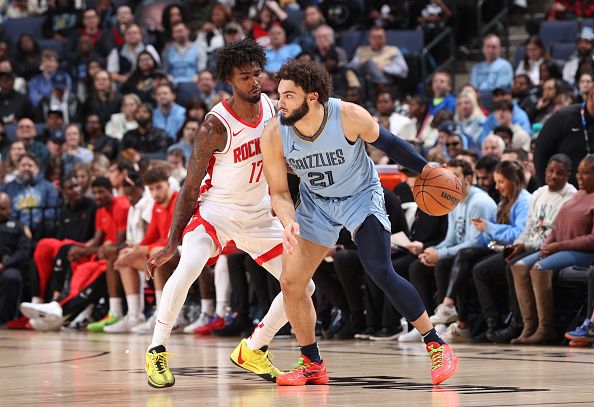 MEMPHIS, TN - DECEMBER 15:  David Roddy #21 of the Memphis Grizzlies handles the ball during the game against the Houston Rockets on December 15, 2023 at FedExForum in Memphis, Tennessee. NOTE TO USER: User expressly acknowledges and agrees that, by downloading and or using this photograph, User is consenting to the terms and conditions of the Getty Images License Agreement. Mandatory Copyright Notice: Copyright 2023 NBAE (Photo by Joe Murphy/NBAE via Getty Images)