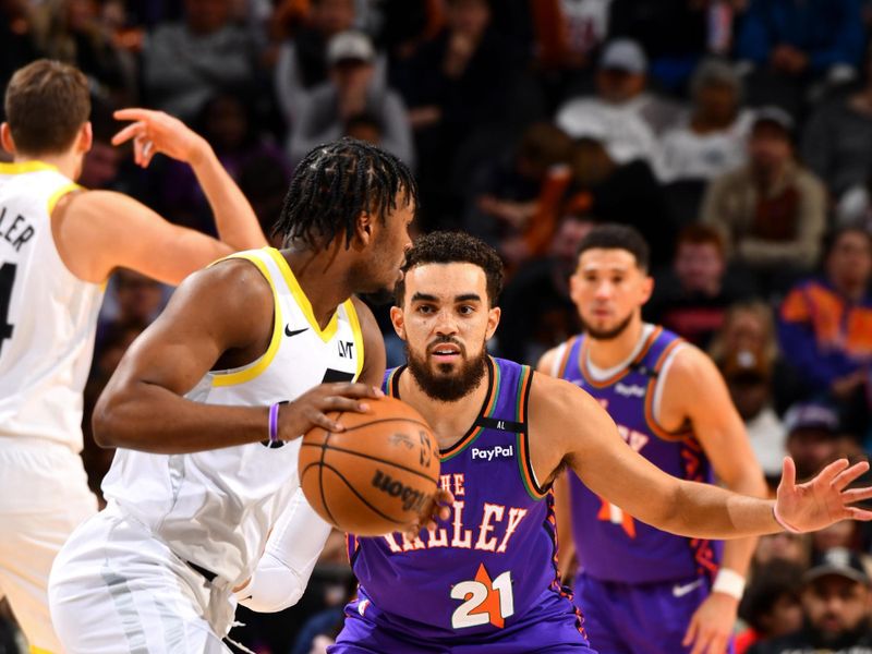 PHOENIX, AZ - JANUARY 11: Tyus Jones #21 of the Phoenix Suns plays defense during the game against the Utah Jazz on January 11, 2025 at Footprint Center in Phoenix, Arizona. NOTE TO USER: User expressly acknowledges and agrees that, by downloading and or using this photograph, user is consenting to the terms and conditions of the Getty Images License Agreement. Mandatory Copyright Notice: Copyright 2025 NBAE (Photo by Barry Gossage/NBAE via Getty Images)