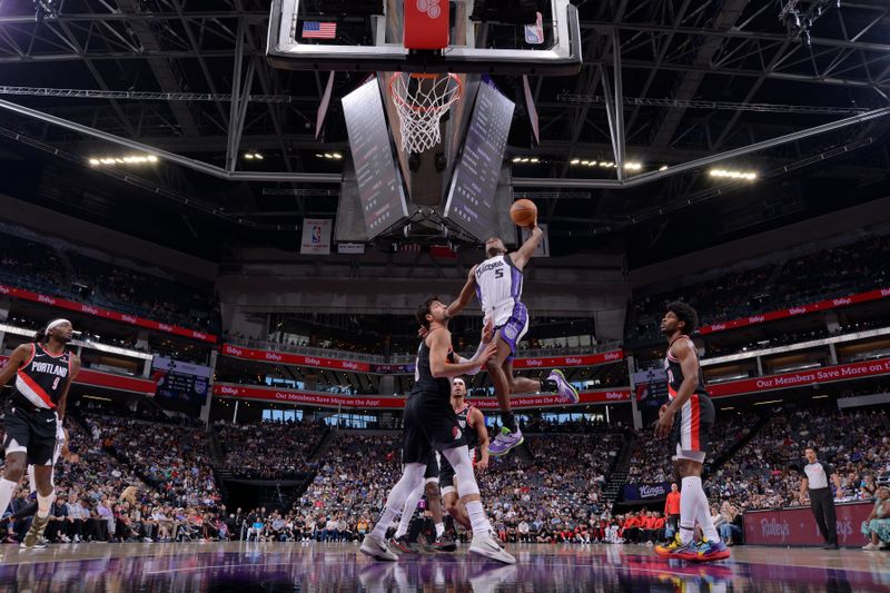 SACRAMENTO, CA - OCTOBER 13: De'Aaron Fox #5 of the Sacramento Kings drives to the basket during the game against the Portland Trail Blazers during a NBA preseason game on October 13, 2024 at Golden 1 Center in Sacramento, California. NOTE TO USER: User expressly acknowledges and agrees that, by downloading and or using this Photograph, user is consenting to the terms and conditions of the Getty Images License Agreement. Mandatory Copyright Notice: Copyright 2024 NBAE (Photo by Rocky Widner/NBAE via Getty Images)