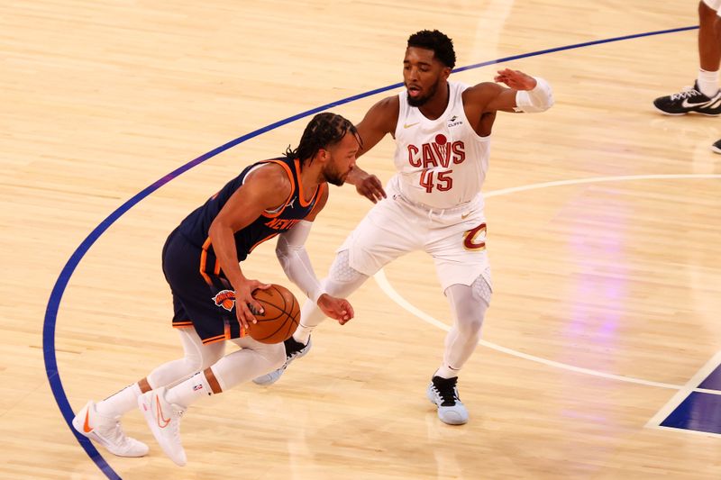 NEW YORK, NEW YORK - NOVEMBER 01: Jalen Brunson #11 of the New York Knicks drives to the net against Donovan Mitchell #45 of the Cleveland Cavaliers at Madison Square Garden on November 01, 2023 in New York City. NOTE TO USER: User expressly acknowledges and agrees that, by downloading and or using this photograph, User is consenting to the terms and conditions of the Getty Images License Agreement. Mandatory Copyright Notice: Copyright 2023 NBAE (Photo by Mike Stobe/Getty Images)