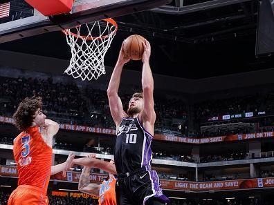 SACRAMENTO, CA - DECEMBER 14: Domantas Sabonis #10 of the Sacramento Kings drives to the basket during the game against the Oklahoma City Thunder on December 14, 2023 at Golden 1 Center in Sacramento, California. NOTE TO USER: User expressly acknowledges and agrees that, by downloading and or using this Photograph, user is consenting to the terms and conditions of the Getty Images License Agreement. Mandatory Copyright Notice: Copyright 2023 NBAE (Photo by Rocky Widner/NBAE via Getty Images)