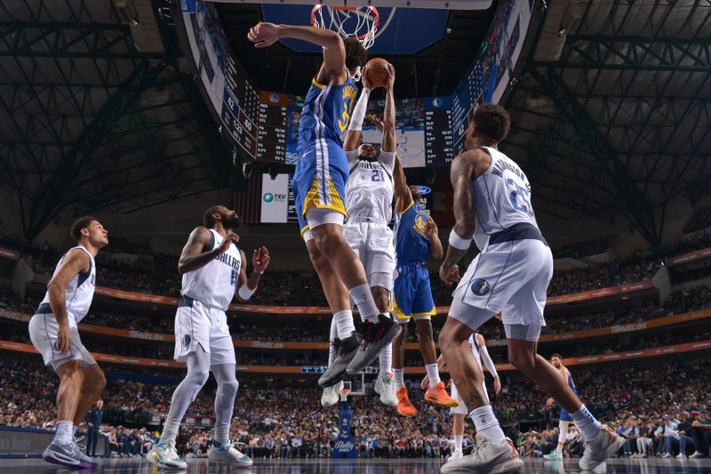 DALLAS, TX - MARCH 13: Daniel Gafford #21 of the Dallas Mavericks goes up for the rebound during the game against the Golden State Warriors on March 13, 2024 at the American Airlines Center in Dallas, Texas. NOTE TO USER: User expressly acknowledges and agrees that, by downloading and or using this photograph, User is consenting to the terms and conditions of the Getty Images License Agreement. Mandatory Copyright Notice: Copyright 2024 NBAE (Photo by Glenn James/NBAE via Getty Images)