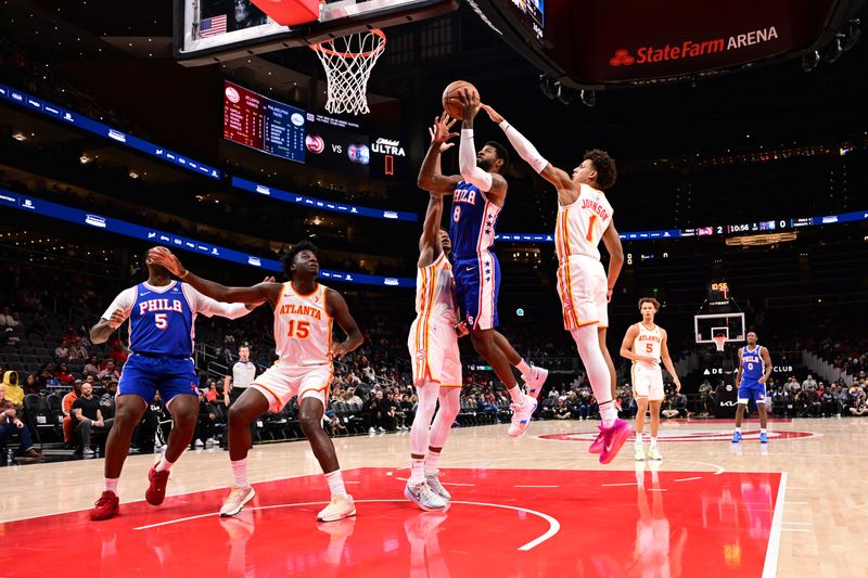 ATLANTA, GA - OCTOBER 14:  Paul George #8 of the Philadelphia 76ers drives to the basket during the game against the Atlanta Hawks during a preseason game on October 14, 2024 at State Farm Arena in Atlanta, Georgia.  NOTE TO USER: User expressly acknowledges and agrees that, by downloading and/or using this Photograph, user is consenting to the terms and conditions of the Getty Images License Agreement. Mandatory Copyright Notice: Copyright 2024 NBAE (Photo by Adam Hagy/NBAE via Getty Images)