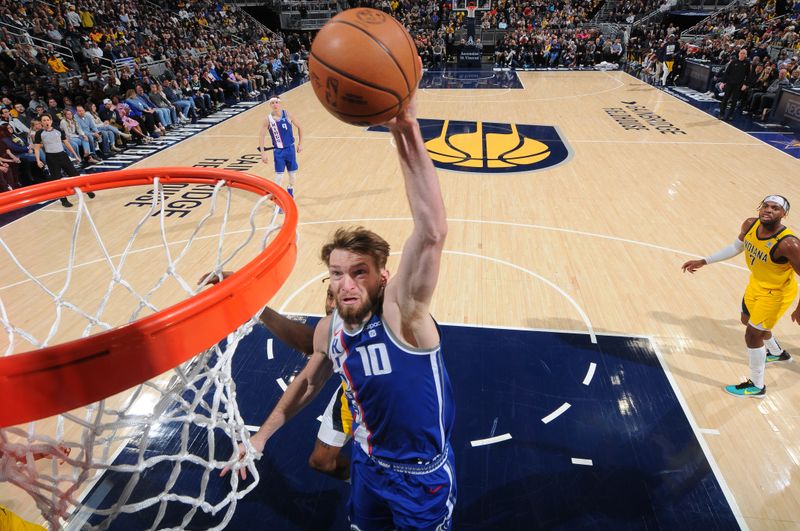 INDIANAPOLIS, IN - FEBRUARY 2: Domantas Sabonis #10 of the Sacramento Kings dunks the ball during the game against the Indiana Pacers on February 2, 2024 at Gainbridge Fieldhouse in Indianapolis, Indiana. NOTE TO USER: User expressly acknowledges and agrees that, by downloading and or using this Photograph, user is consenting to the terms and conditions of the Getty Images License Agreement. Mandatory Copyright Notice: Copyright 2024 NBAE (Photo by Ron Hoskins/NBAE via Getty Images)