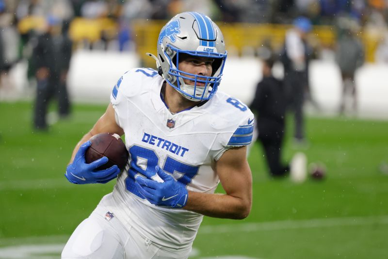 Detroit Lions tight end Sam LaPorta warms up before an NFL football game against the Green Bay Packers, Sunday, Nov. 3, 2024, in Green Bay, Wis. (AP Photo/Matt Ludtke)