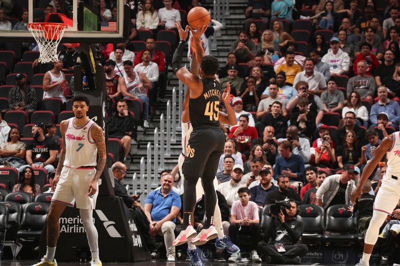 MIAMI, FL - JANUARY 29: Donovan Mitchell #45 of the Cleveland Cavaliers shoots the ball during the game against the Miami Heat on January 29, 2025 at Kaseya Center in Miami, Florida. NOTE TO USER: User expressly acknowledges and agrees that, by downloading and or using this Photograph, user is consenting to the terms and conditions of the Getty Images License Agreement. Mandatory Copyright Notice: Copyright 2025 NBAE (Photo by Issac Baldizon/NBAE via Getty Images)