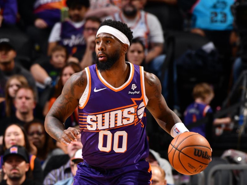 PHOENIX, AZ - MARCH 2: Royce O'Neale #00 of the Phoenix Suns dribbles the ball during the game against the Houston Rockets on March 2, 2024 at Footprint Center in Phoenix, Arizona. NOTE TO USER: User expressly acknowledges and agrees that, by downloading and or using this photograph, user is consenting to the terms and conditions of the Getty Images License Agreement. Mandatory Copyright Notice: Copyright 2024 NBAE (Photo by Barry Gossage/NBAE via Getty Images)