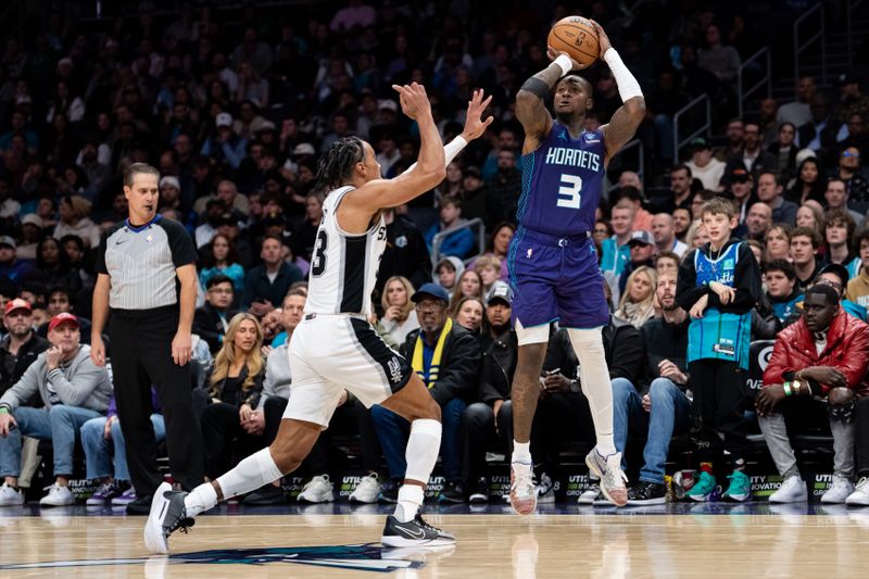 CHARLOTTE, NORTH CAROLINA - JANUARY 19: Tre Jones #33 of the San Antonio Spurs guards Terry Rozier #3 of the Charlotte Hornets in the fourth quarter during their game at Spectrum Center on January 19, 2024 in Charlotte, North Carolina. NOTE TO USER: User expressly acknowledges and agrees that, by downloading and or using this photograph, User is consenting to the terms and conditions of the Getty Images License Agreement. (Photo by Jacob Kupferman/Getty Images)