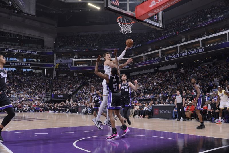 SACRAMENTO, CA - MARCH 31: Walker Kessler #24 of the Utah Jazz drives to the basket during the game against the Sacramento Kings on March 31, 2024 at Golden 1 Center in Sacramento, California. NOTE TO USER: User expressly acknowledges and agrees that, by downloading and or using this Photograph, user is consenting to the terms and conditions of the Getty Images License Agreement. Mandatory Copyright Notice: Copyright 2024 NBAE (Photo by Rocky Widner/NBAE via Getty Images)