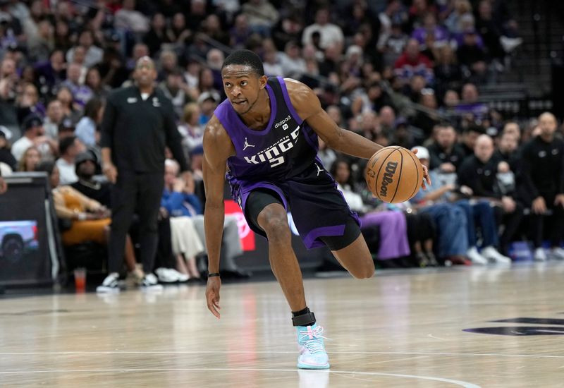 SACRAMENTO, CALIFORNIA - APRIL 12: De'Aaron Fox #5 of the Sacramento Kings dribbles the ball against the Phoenix Suns during the second half of an NBA basketball game at Golden 1 Center on April 12, 2024 in Sacramento, California. NOTE TO USER: User expressly acknowledges and agrees that, by downloading and or using this photograph, User is consenting to the terms and conditions of the Getty Images License Agreement. (Photo by Thearon W. Henderson/Getty Images)