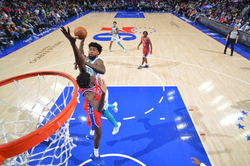 PHILADELPHIA, PA - MARCH 1: Nick Richards #4 of the Charlotte Hornets drives to the basket during the game against the Philadelphia 76ers on March 1, 2024 at the Wells Fargo Center in Philadelphia, Pennsylvania NOTE TO USER: User expressly acknowledges and agrees that, by downloading and/or using this Photograph, user is consenting to the terms and conditions of the Getty Images License Agreement. Mandatory Copyright Notice: Copyright 2024 NBAE (Photo by Jesse D. Garrabrant/NBAE via Getty Images)