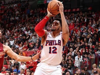 MIAMI, FL - DECEMBER 25: Tobias Harris #12 of the Philadelphia 76ers shoots the ball during the game against the Miami Heat on December 25, 2023 at Kaseya Center in Miami, Florida. NOTE TO USER: User expressly acknowledges and agrees that, by downloading and or using this Photograph, user is consenting to the terms and conditions of the Getty Images License Agreement. Mandatory Copyright Notice: Copyright 2023 NBAE (Photo by David Sherman/NBAE via Getty Images)