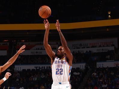 OKLAHOMA CITY, OK - DECEMBER 18:  Cason Wallace #22 of the Oklahoma City Thunder  shoots the ball during the game against the Memphis Grizzlies on December 18, 2023 at Paycom Arena in Oklahoma City, Oklahoma. NOTE TO USER: User expressly acknowledges and agrees that, by downloading and or using this photograph, User is consenting to the terms and conditions of the Getty Images License Agreement. Mandatory Copyright Notice: Copyright 2023 NBAE (Photo by Zach Beeker/NBAE via Getty Images)