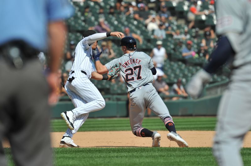 Aug 25, 2024; Chicago, Illinois, USA; Chicago White Sox third base Miguel Vargas (20) tags out Detroit Tigers shortstop Trey Sweeney (27) to complete a double play in the run down during the fifth inning at Guaranteed Rate Field. Mandatory Credit: Patrick Gorski-USA TODAY Sports